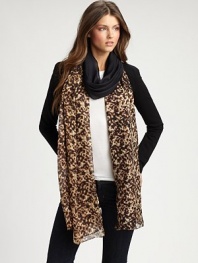 A chic animal print with a solid color accented center. SilkAbout 27½ X 110¼Dry cleanMade in Italy