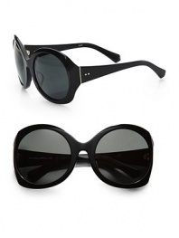 A versatile design in a vintage-inspired style. Available in shiny black with smoke lens. 100% UV protectionImported 