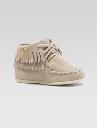 Two layers of fringe frame the collar of a simple lace-up bootie in velvety suede. Suede upperSuede lacesGolden double G charmGG rubber soleMade in Italy