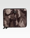 Ultimate protection for your prized iPad in signature tessuto nylon with camouflage color. Full-zip closure Logo plate detail Nylon 10¼W X 8H X ¾D Made in Italy 