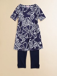 Tee-shirt comfort to wear as a dress or a tunic, in a graceful outlined floral print on subtly slubbed cotton knit.Boat necklineElbow-length sleevesPullover stylingSlightly flared shapeCottonMachine washImported