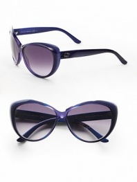 A glamourous, tonal style in lightweight acetate. Available in dark grey/light grey with grey gradient lens and blue/violet with smoke gradient lens. Logo temples100% UV protectionMade in Italy 