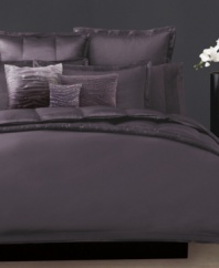 Crafted of luxe 400-thread count cotton sateen, Donna Karan's Haze flat sheet features tuxedo pleats along the hem for a simply modern appeal.