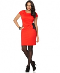Look super-cute from day to date night with Spense's sleeveless plus size sheath dress, featuring a side tie closure.