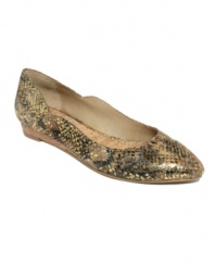 Take a bold step in a fashion-forward direction with the Point Toe flats by Kenneth Cole Reaction. Snake print is made even sexier with metallic flecks and a subtle wedge.
