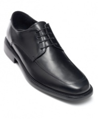 Step into comfort. Step into style. Step into these timeless moc toe oxford men's dress shoes from Bostonian when you want to showcase a truly exceptional pair of men's loafers.