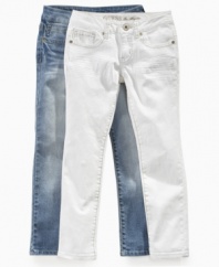 Keep casual cool with these fashionable, ankle-length skinny jeans from Guess.