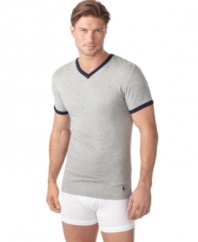 Elevate your lounge look with this contrast-piping v-neck from Polo Ralph Lauren. With heat transfer technology you'll be cool and comfortable all evening long.