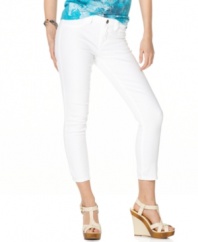Calvin Klein Jeans puts a trendy spin on these cropped petite jeans, giving them a clean, bright wash and a skinny, stretchy fit!