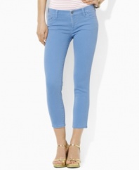 These essential petite cropped denim jeans from Lauren by Ralph Lauren feature a slim, straight leg and a hint of stretch for a versatile, modern look.