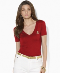 This essential petite V-neck tee is crafted for stylish comfort in soft cotton jersey with a metallic embroidered monogram for an iconic finish, from Lauren by Ralph Lauren.