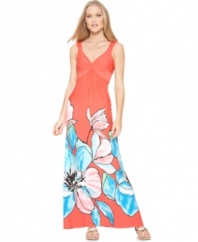 A tropical escape is within reach! Find it right in your closet with Spense's petite maxi dress, featuring an exotic floral print throughout the skirt. (Clearance)