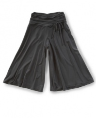 Stay on the pulse of fashion with these dramatic gaucho pants with flattering ruching detail.
