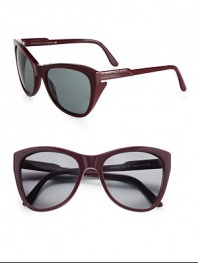 Following the brand's green initiatives, this sustainable design uses raw materials that stem from natural origins, yet retains its chic style with side blinders and logo accented temples. Available in black with grey gradient lens or burgundy with grey gradient lens. Logo temples100% UV protectionImported