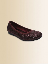 She'll have twinkle toes in these classic ballerina flats with a glam glitter finish.Fabric upperFaux leather liningRubber solePadded insoleNike Air technologyImported