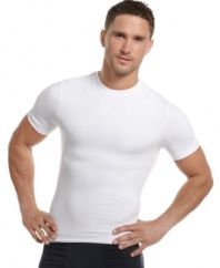 In a slimming stretch cotton blend, One Flat Jack's compression crew neck t-shirt pulls double duty so you can lose the extra baggage and wick away moisture for a cool burst of confidence.