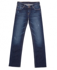 With a slightly skinnier fit to complement her shape, these jeans from Levi's will have her rocking a classic style.