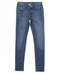 Hip. A fit that complements her shape without sacrificing comfort, these super skinny jeans from Levi's give her a great style to rock.