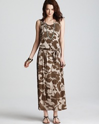 Camouflage goes chic as this MICHAEL Michael Kors Petites maxi dress plays up a natural color palette with an oversized floral print. Garnish with gold accents for 24-7 style.