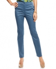Jones New York makes over a classic pair of petite dress pants with a fresh, skinny silhouette. Pair it with your favorite sky-high pumps for a sophisticated office look.