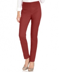 A body-contouring fit with a hint of stretch makes these sleek petite skinny pants from Jones New York ultra flattering.
