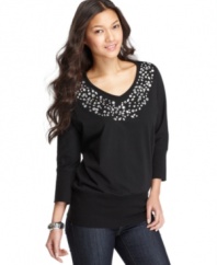 This chic and slouchy top with a studded neckline adds sparkle to any day, from On Que!