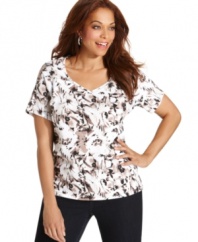 Pair your favorite jeans with Karen Scott's short sleeve plus size top, featuring a floral-print-- it's an Everyday Value!