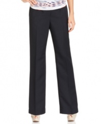 Kasper's petite pants offer a classic silhouette and sleek office style--a must-have for your work wardrobe.