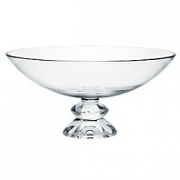 With a classic shape in the finest quality crystal, this versatile Vera Wang glass bowl lends timeless prestige to your table.