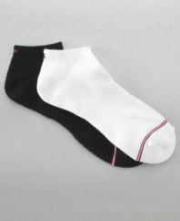 Cropped short for minimal visibility, these Tommy Hilfiger shoe socks are the ideal complement to a sports or running shoe. The sock even has moisture management capabilities for an optimum workout experience.