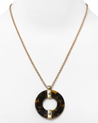 Tap into '70's-inspired elegance with this Lauren Ralph Lauren necklace, which flaunts retro allure with a tortoiseshell pendant.