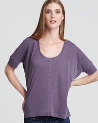 So soft, so perfect, this Splendid tee is a must-have for easy-chic everyday style.